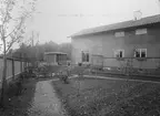 Bygge och bo-utställningen på Lidingö 1925. Trädgårdsfasad av 4 rum och kök villa. Byggnadsakritekt Sven Markelius. Ritningen finns i utställningsprogrammet s. 19.