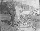 Fotografi ur album från Meisters-Flygaktiebolag i Göteborg. Karl Gustaf Meister arbetar med flygplansvinge.