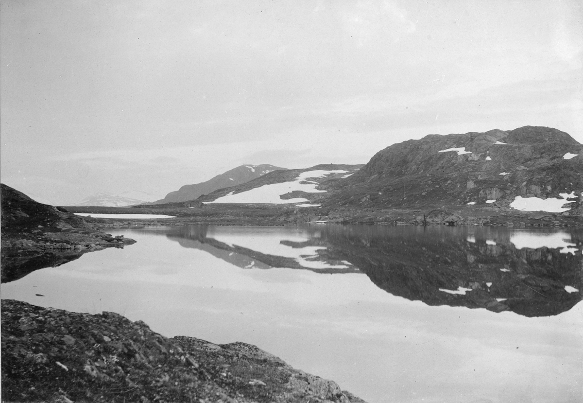 Sjangeli koppargruvor i Lappland. Utsikt över fjällsjö.