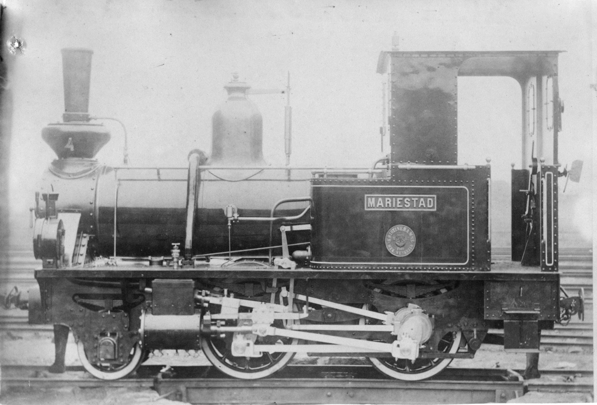 Lokomotiv MKJ 4 tillverkat 1889 vid Kristinehamns Mekaniska Verkstad, Kristinehamn. 6-hjulig, 4-kopplad tanklokomotiv. Cylinderdiameter: 240, slagets längd: 360, drivhulens diameter: 960, fasta hjulbasen: 2800, spårvidd: 891, allt mätt i millimeter. Ångtryck: 10 atm. Dragkraft: 1404 kilo. Vikt i tjänst: 14000 kilo. Kolboxens rymd: 400 kilo. Vattentankens rymd: 1470 liter. Pris: 15 000 kr.