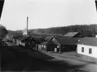 Norrahammars bruk. Verkstadsgården med en del av gamla brukskontoret. Landsvägen Jönköping- Norrahammar- Smålands Taberg går genom bruksområdet, sedemera flyttad väster om detsamma.