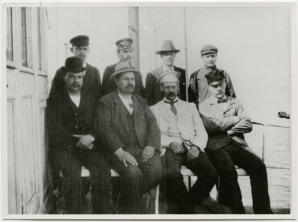 De åtta som klarade inmonteringen av "Vandals dieselelektriska maskiner vintern 1903/04.
