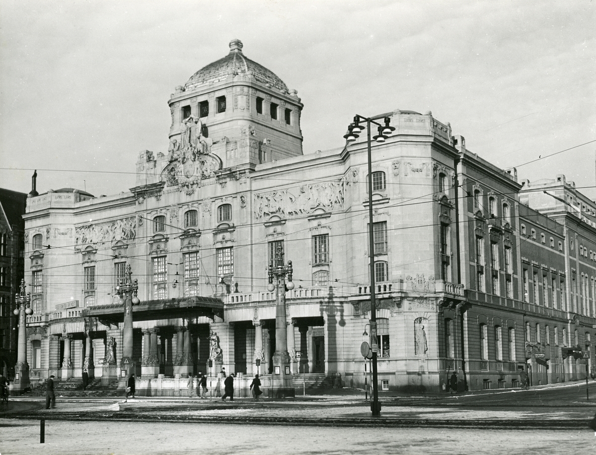 Kungliga Dramatiska Teatern i Stockholm. Helt uppbyggd av marmor från Ekeberg i Närke. Det uppkomna hålet från marmorbrytningen därstädes fylldes med vatten och kallades av ortsbefolkningen "Dramatiska sjön".
