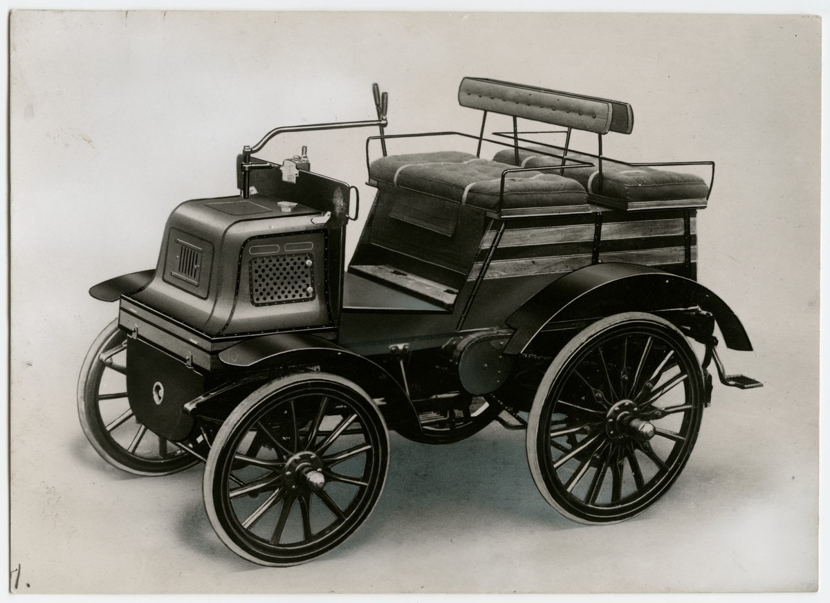 Automobil av märket Daimler. 6HP Twin cylinder. Wagonette 1896.