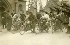 Motorcykeltävling utanför Stockholms Stadion. Motorcykeln av fabrikatet Royal Enfield med nummer A2165 registrerades år 1913 på löjtnanten Patrik Welin, Stockholm