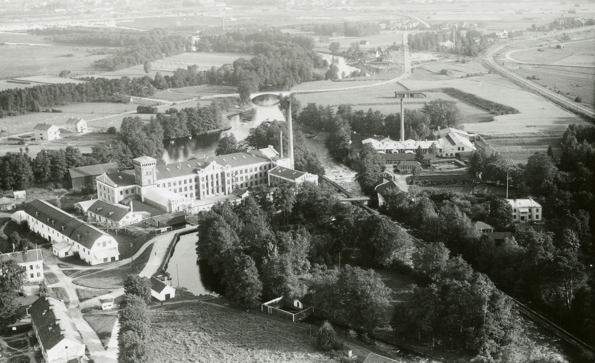 Flygfotografi över  Gefle Manufaktur och Strömsbro Gävle, Gästrikland, 1938.