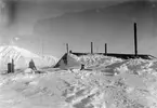 Sveagruva. Första kraftstationen jämte matkällare under snön, vintern 1917-1918.