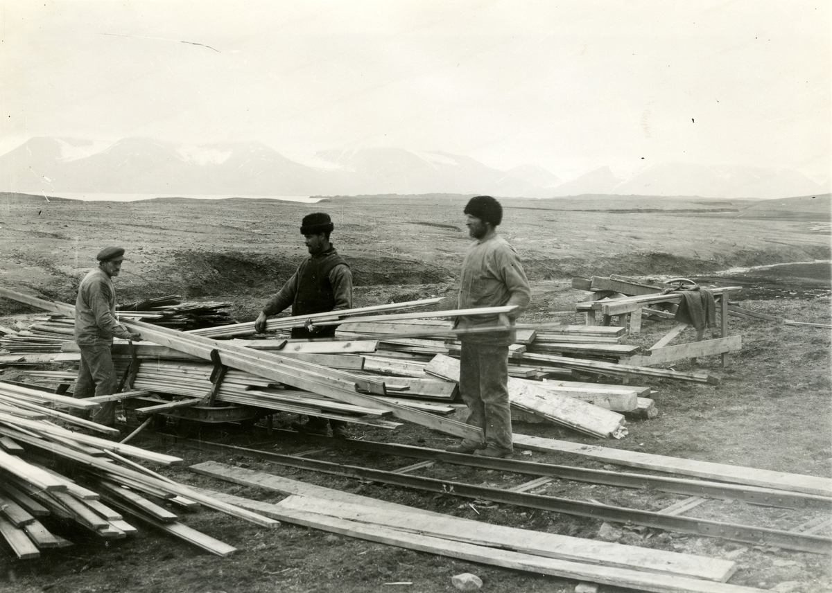 Sveagruva. Transport av byggnadsmaterial 1917.