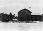 Hangar för 1900 års flygmaskin, vid Askrikefjärden.
