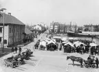 Torgmarknad på Rådhustorget vid hamnen och Kungsgatan i Eskilstuna före 1895.