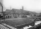 Varmvalsverket vid Bångbro Rörverk omkring 1904. Från vänster: ingenjör Per Gust. Särnström, Jan Erik Jansson, Nils Anders Melander samt verkmästaren Johan Lind.