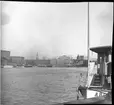 Skioptikonbild från institutionen för fotografi vid Kungliga Tekniska Högskolan. Vy från Skeppsholmen över Slottet och Kungliga Operan i Stockholm. Från Allmänna Konst- och Industriutställningen 1897.