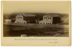 Svavelsyrfabrik tillhörande Bröderna Nobels aktiebolag. Baku 1882. (Mer text finns på baksidan av fotografiet).
Fotografiet finns i röd kartong med texten -  Bilder från några anläggingar inom Nafta-Produktionsaktiebolag Bröderna Nobel.