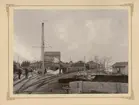 Skutskärs Sulfatfabrik Uppland, 1896. Byggd av Hugo Lundberg. Fotografiet visar infarten till fabriken från sågverket.