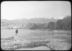 Skioptikonbild från institutionen för fotografi vid Kungliga Tekniska Högskolan. Bilden är troligen tagen av John Hertzberg under en resa i Europa. Hertzberg blev docent i fotografi 1921vid Kungliga Tekniska Högskolan i Stockholm. Man blickar ut över staden och bergen.