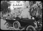 Skioptikonbild från institutionen för fotografi vid Kungliga Tekniska Högskolan. Bilen är möjligen av modellen SPA 25/30 HP. SPA är en förkortning för Società Piemontese Automobili. Dessa producerades från 1919 i Torino, Italien. Bilden är troligen tagen av John Hertzberg under en resa i Europa. Hertzberg blev docent i fotografi 1921 vid Kungliga Tekniska Högskolan i Stockholm.