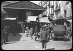 Skioptikonbild från institutionen för fotografi vid Kungliga Tekniska Högskolan. Bilden är troligen tagen av John Hertzberg under en resa i Europa. Hertzberg blev docent i fotografi 1921vid Kungliga Tekniska Högskolan i Stockholm. Gatuliv.