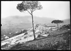 Skioptikonbild från institutionen för fotografi vid Kungliga Tekniska Högskolan. Bilden är troligen tagen av John Hertzberg under en resa i Europa. Hertzberg blev docent i fotografi 1921vid Kungliga Tekniska Högskolan i Stockholm. Utsikt över kyrka och omkringliggande byggnader.(OBS! Bilden kan ev. vara köpt.)