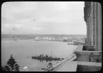 Skioptikonbild från institutionen för fotografi vid Kungliga Tekniska Högskolan. Bilden är troligen tagen av John Hertzberg under en resa i Europa. Hertzberg blev docent i fotografi 1921vid Kungliga Tekniska Högskolan i Stockholm. Vy från balkong, troligen från Hotel des Etrangers i Syrakusa i Itlaien.