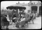 Skioptikonbild från institutionen för fotografi vid Kungliga Tekniska Högskolan. Bilden är troligen tagen av John Hertzberg under en resa i Europa. Hertzberg blev docent i fotografi 1921vid Kungliga Tekniska Högskolan i Stockholm. Kvinnor på en en terass.