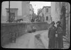 Skioptikonbild från institutionen för fotografi vid Kungliga Tekniska Högskolan. Bilden är troligen tagen av John Hertzberg under en resa i Europa. Hertzberg blev docent i fotografi 1921vid Kungliga Tekniska Högskolan i Stockholm. Gatuliv.