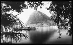 Skioptikonbild från institutionen för fotografi vid Kungliga Tekniska Högskolan. Bilden är troligen tagen av John Hertzberg under en resa i Europa. Hertzberg blev docent i fotografi 1921vid Kungliga Tekniska Högskolan i Stockholm. Ångfartyg på Luganosjön. I bakgrunden skymtar Monte San Salvatore.