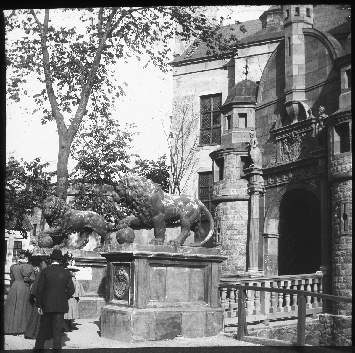 Skioptikonbild från institutionen för fotografi vid Kungliga Tekniska Högskolan. Motiv från Allmänna Konst- och Industriutställningen 1897, Gamla Stockholm.