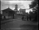 Bild från institutionen för fotografi vid Kungliga Tekniska Högskolan. Herrsällskap på promenad.