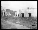 Skioptikonbild från institutionen för fotografi vid Kungliga Tekniska Högskolan. Motiv från Bosco tre Case (Boscotrecase) nära Neapel i Italien efter Vesuvius utbrott 1906. Bilden är troligen tagen av John Hertzberg under en resa i Europa.