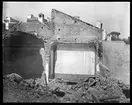 Skioptikonbild från institutionen för fotografi vid Kungliga Tekniska Högskolan. Motiv från Bosco tre Case (Boscotrecase) nära Neapel i Italien. Raserat hus efter Vesuvius utbrott 1906. Bilden är troligen tagen av John Hertzberg under en resa i Europa.