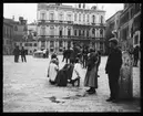 Skioptikonbild från institutionen för fotografi vid Kungliga Tekniska Högskolan. Motiv från ett torg i Venedig. Bilden är troligen tagen av John Hertzberg under en resa i Europa.