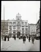 Skioptikonbild från institutionen för fotografi vid Kungliga Tekniska Högskolan. Motiv föreställande öppen plats i Venedig. Bilden är troligen tagen av John Hertzberg under en resa i Europa.