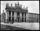 Skioptikonbild från institutionen för fotografi vid Kungliga Tekniska Högskolan. Motiv föreställande San Giovanni in Laterano (Lateranbasilikan) och är Roms domkyrka.  Kyrkan är uppförd 314-318 e Kr. Bilden är troligen tagen av John Hertzberg under en resa i Europa.