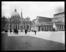 Skioptikonbild från institutionen för fotografi vid Kungliga Tekniska Högskolan. Motiv föreställande Peterskyrkan (Basilica di San Pietro di Vaticano) i Vatikanstaten. Bilden är troligen tagen av John Hertzberg under en resa i Europa.