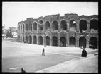 Skioptikonbild från institutionen för fotografi vid Kungliga Tekniska Högskolan. Motiv föreställande Amfiteatern i Verona, Italien. Bilden är troligen tagen av John Hertzberg under en resa i Europa.