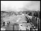 Skioptikonbild från institutionen för fotografi vid Kungliga Tekniska Högskolan. Motiv från staden Pompeji. Vesuvius i bakgrunden. Bilden är troligen tagen av John Hertzberg under en resa i Europa.