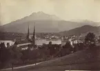 Vy över Luzern med berget Pilatus i fonden, Schweiz, 1883.