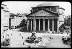 Skioptikonbild från institutionen för fotografi vid Kungliga Tekniska Högskolan. Motiv föreställande Pantheon i Rom, Italien.  Bilden är troligen tagen av John Hertzberg under en resa i Europa.