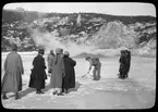 Skioptikonbild från institutionen för fotografi vid Kungliga Tekniska Högskolan. Motiv föresällande sällskap vid Vulkankratern Sofatara i närheten av Pozzuoli, Italien. Bilden är troligen tagen av John Hertzberg under en resa i Europa..