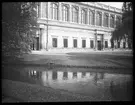 Skioptikonbild från institutionen för fotografi vid Kungliga Tekniska Högskolan. Motiv föreställande en monumental byggnad. Bilden är troligen tagen av John Hertzberg under en resa i Europa.