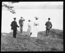 Skioptikonbild från institutionen för fotografi vid Kungliga Tekniska Högskolan. Motiv föreställande sällskap ute på Djurgården. Bilden är troligen tagen av John Hertzberg.