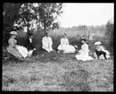 Skioptikonbild från institutionen för fotografi vid Kungliga Tekniska Högskolan. Motiv föreställande en arkeologisk utgrävning. Bilden är troligen tagen av John Hertzberg under Allmänna Konst och Industriutställningen 1897.