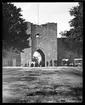 Skioptikonbild från institutionen för fotografi vid Kungliga Tekniska Högskolan. Motiv föreställande ringmur på Gotland. Bilden är troligen tagen av John Hertzberg under en resa i Sverige.