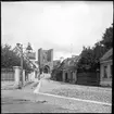 Skioptikonbild från institutionen för fotografi vid Kungliga Tekniska Högskolan. Motiv föreställande en gata i Visby med stadsport Bilden är troligen tagen av John Hertzberg under en resa i Sverige.