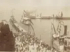 Ur album: Utländska Resan 1900 I. Hamnen i Konstanz. Prins Max och prinsessan Louises avfärd.