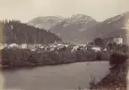 Ur album: Utländska Resan 1900 I. Vy över Golling med Trinningebergen.