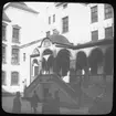 Skioptikonbild från institutionen för fotografi vid Kungliga Tekniska Högskolan. Motiv föreställande baldakin över dubbeltrappa. Bilden är troligen tagen av John Hertzberg under en resa i Sverige.