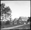 Skioptikonbild från institutionen för fotografi vid Kungliga Tekniska Högskolan. Motiv föreställande villor på rad. Bilden är troligen tagen av John Hertzberg under en resa i Sverige.