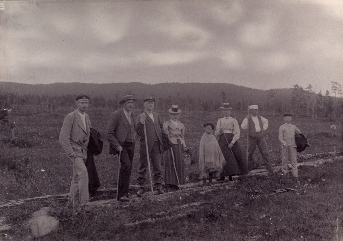 Bild ur fotoalbum tillhörande Ansgar Betulander. Bilderna i albumet återger vyer från hans hembygd Lima där fadern var kyrkoherde dels från olika arbetsplatser. Häri ingår även telegrafstationer A. Betulander kan ha varit inblandad. Mannen längst till vänster är Samuel Ström (1880-1945).