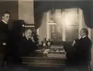 Fotografi ur album tillhörande Ester Holmberg, anställd vid Telegrafstyrelsens statistikavdelning 1902. Fotografierna troligen tagna 1907. Tord Röding och Sigurd Lilström vid skrivbordet.